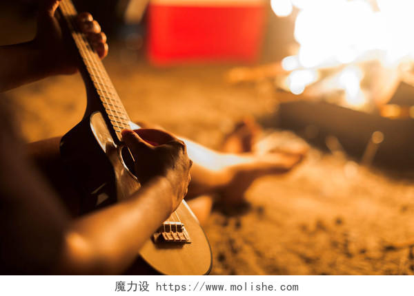 夜晚篝火旁弹吉他